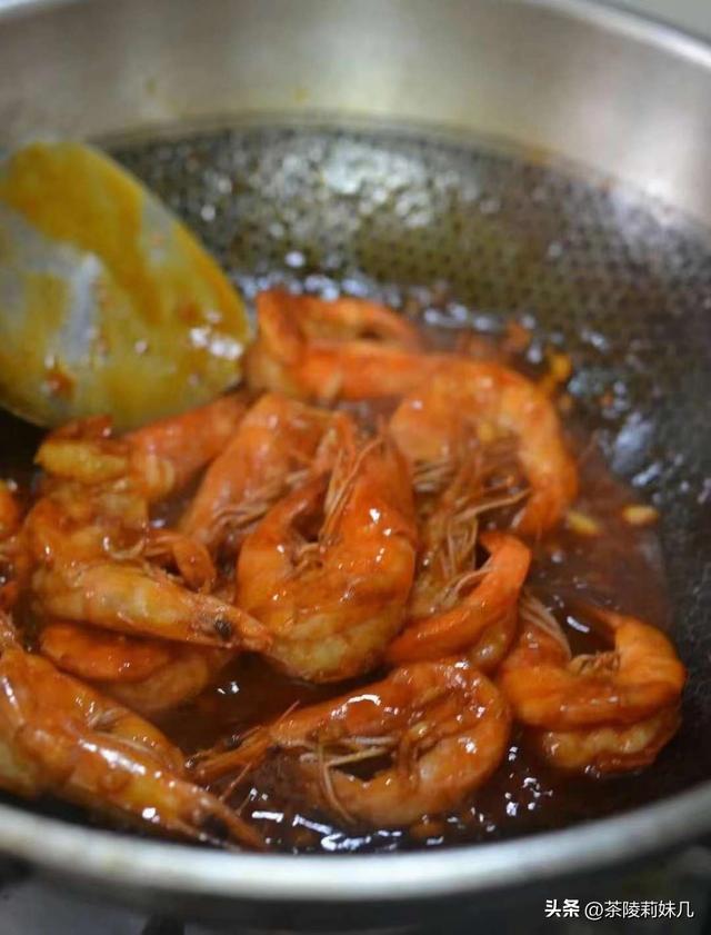 油焖大虾要怎么做，油焖大虾怎么做的（鲜香入味又酥脆）