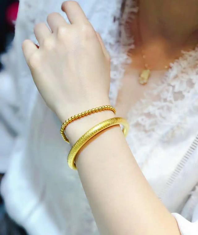 金银手镯两只手怎么戴，银手镯为啥不能带一对（黄金手镯这样戴既好看又舒适）