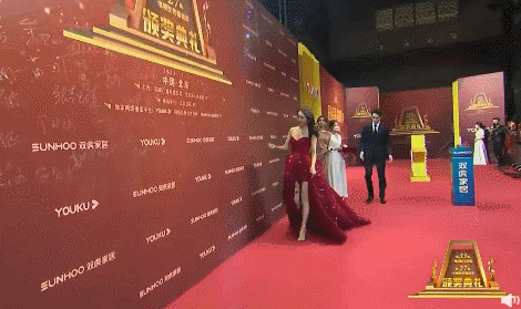 一打扮就惊艳的女生，什么人是一打扮起来就很惊艳的（热依扎黑寡妇造型揽大奖）