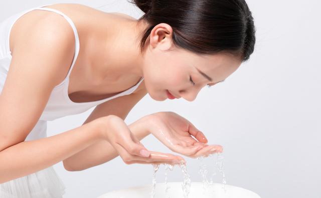 关于用洗面奶洗脸的步骤，用洗面奶洗脸的正确步骤（巨能美丨如何正确的洁面）