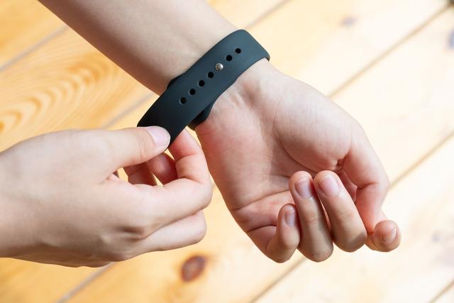 罗能g28智能手表app下载，罗能g28智能手表怎么调时间（G28心电血压智能手表）