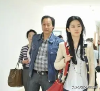 刘亦菲继父，刘亦菲继父命理分析及预测（幸运的刘亦菲：出道就演女主）