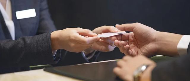 开夜床是什么意思，开夜床是啥意思（高端酒店里面的“特色”服务）