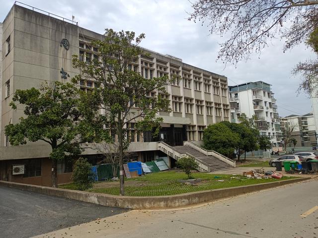 黄冈师范学院是一本还是二本，黄冈师范学院是几本大学（永远的黄冈师专，永远的青春）