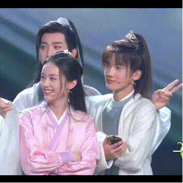 北美大灰狼是什么梗，北美灰狼为什么这么大（嘟嘴索吻、牵手搂抱、时刻黏在一起）