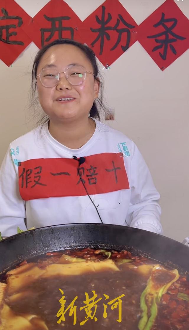 黑皮肤姑娘的化妆技巧，黑皮肤姑娘的化妆技巧是什么（甘肃女孩无美颜直播助农外貌遭嘲讽）