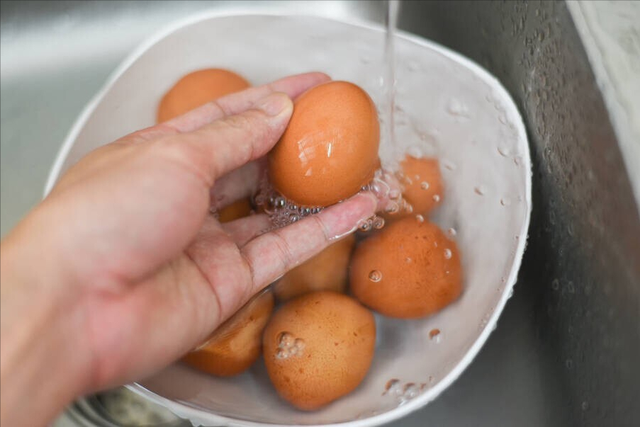 鸡蛋煮怎么煮好剥壳，怎么煮鸡蛋才好剥蛋壳（只用清水还不够）