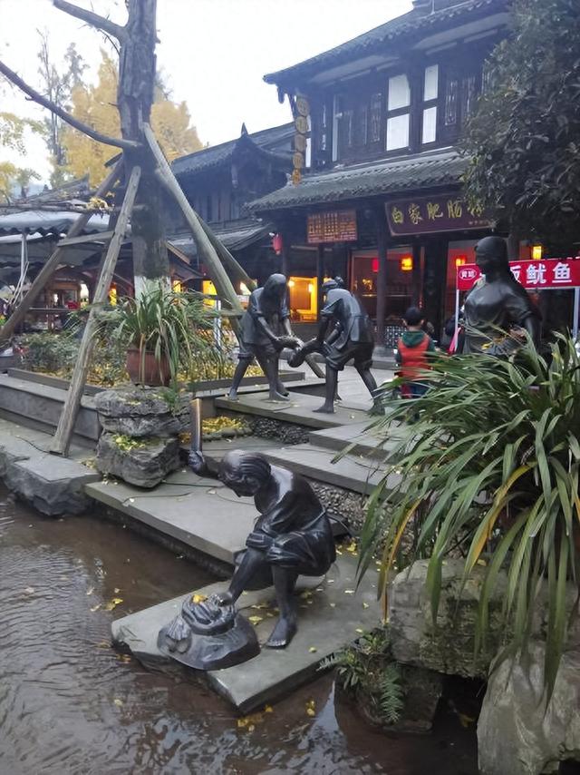 清晨7点，没有游人的街子古镇，目睹一场高难度的操作