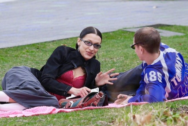 美女露%100的奶头无挡动态图，25岁超模贝拉约会衣着超大胆