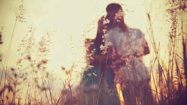 失恋伤感的句子，失恋后伤心绝望的句子说说心情短语每都那么让人崩溃（50条悲凄伤感的爱情文案）