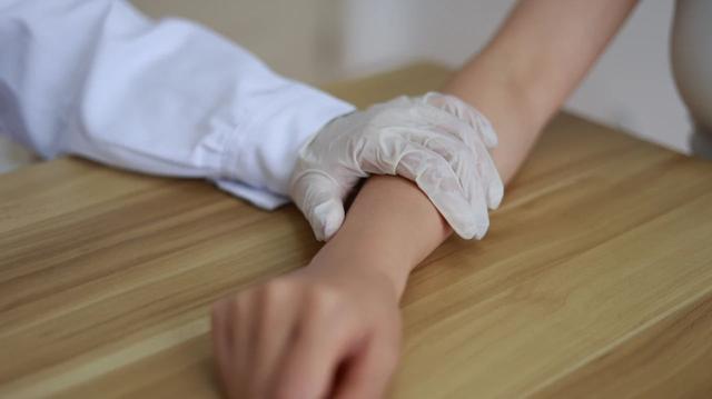 女友经前综合征应该怎么办，女朋友经前综合症怎么办（或许能给你们帮助）