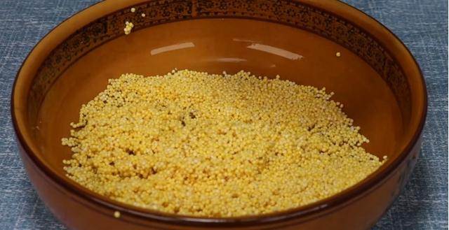 小米炒熟和不炒的区别，炒小米和炒大米的功效区别（小米又香又黏超好喝）