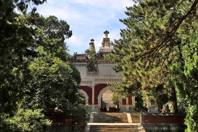 北京香山公园里面都有哪些寺庙，香山公园里面的寺庙（碧云寺金刚宝座塔）