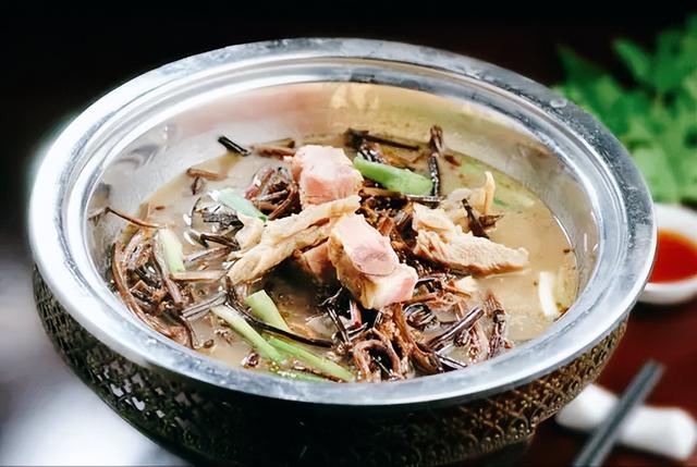 水蕨菜和山蕨菜的区别有哪些，山野菜水蕨菜（被称为山菜之王的蕨菜会不会致癌）