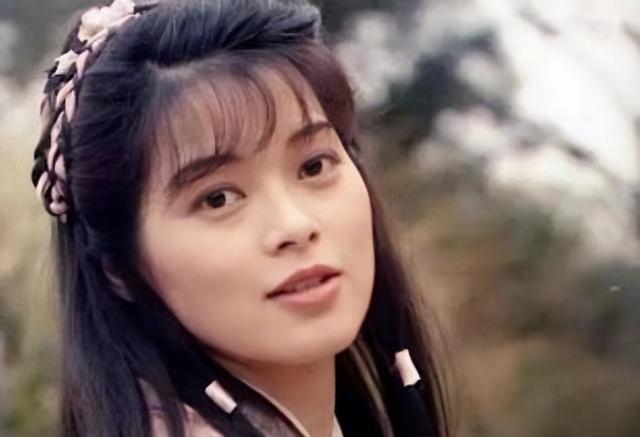阿朱别尬演，她像苦情剧女主，她扮相又土又俗，她让人意难平