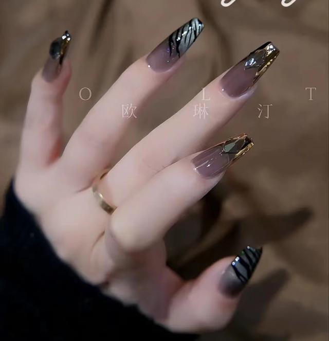 什么款式的美甲好看又显高贵，推荐几个美甲款式（秋冬千金/御姐/贵妇美甲合集来了）