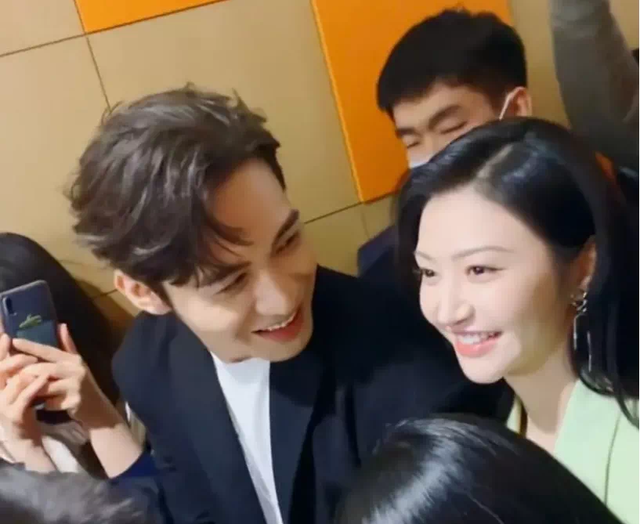 北美大灰狼是什么梗，北美灰狼为什么这么大（嘟嘴索吻、牵手搂抱、时刻黏在一起）