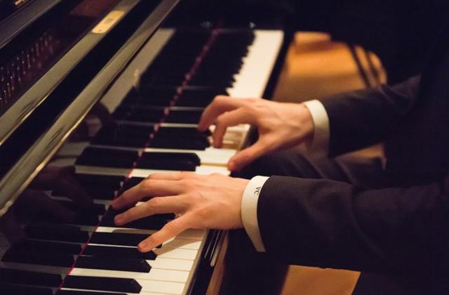 钢琴初学入门五指练习，初学钢琴的8个指法（云音符线上学钢琴丨如何开始基础的五指练习）