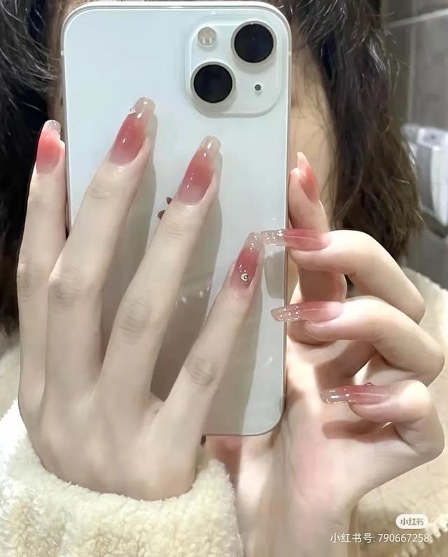 指甲油裸色和透明色有什么区别，护甲油和透明色的指甲油一样吗（显白好看，春夏必做）