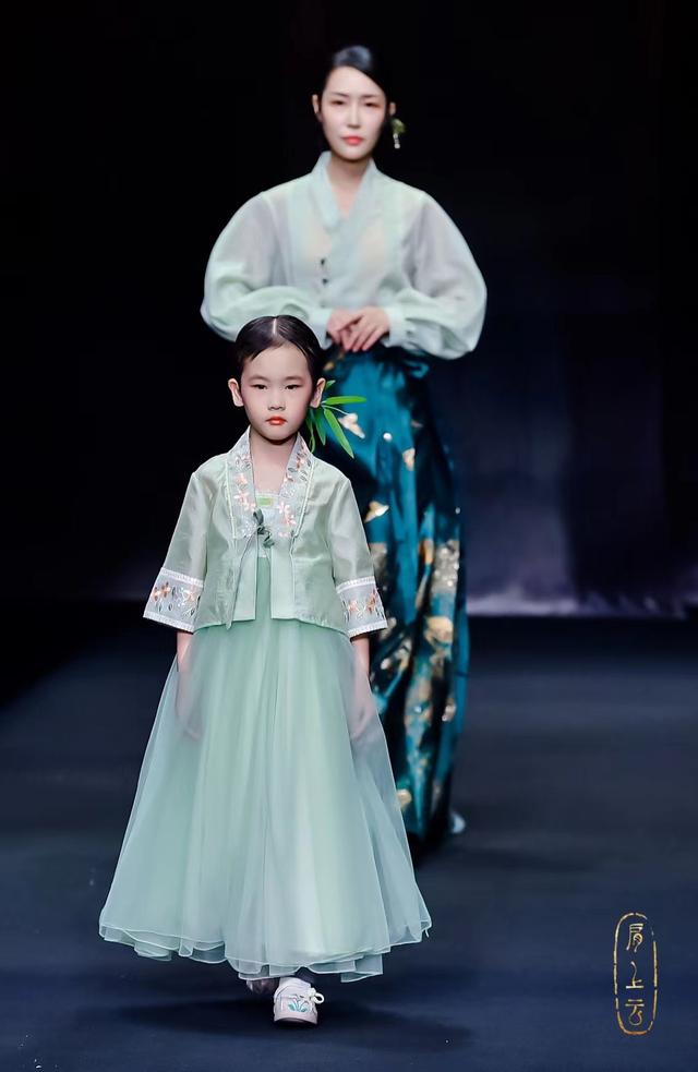 肩上的云歌词，肩上云系列在2023秋冬中国国际时装首秀