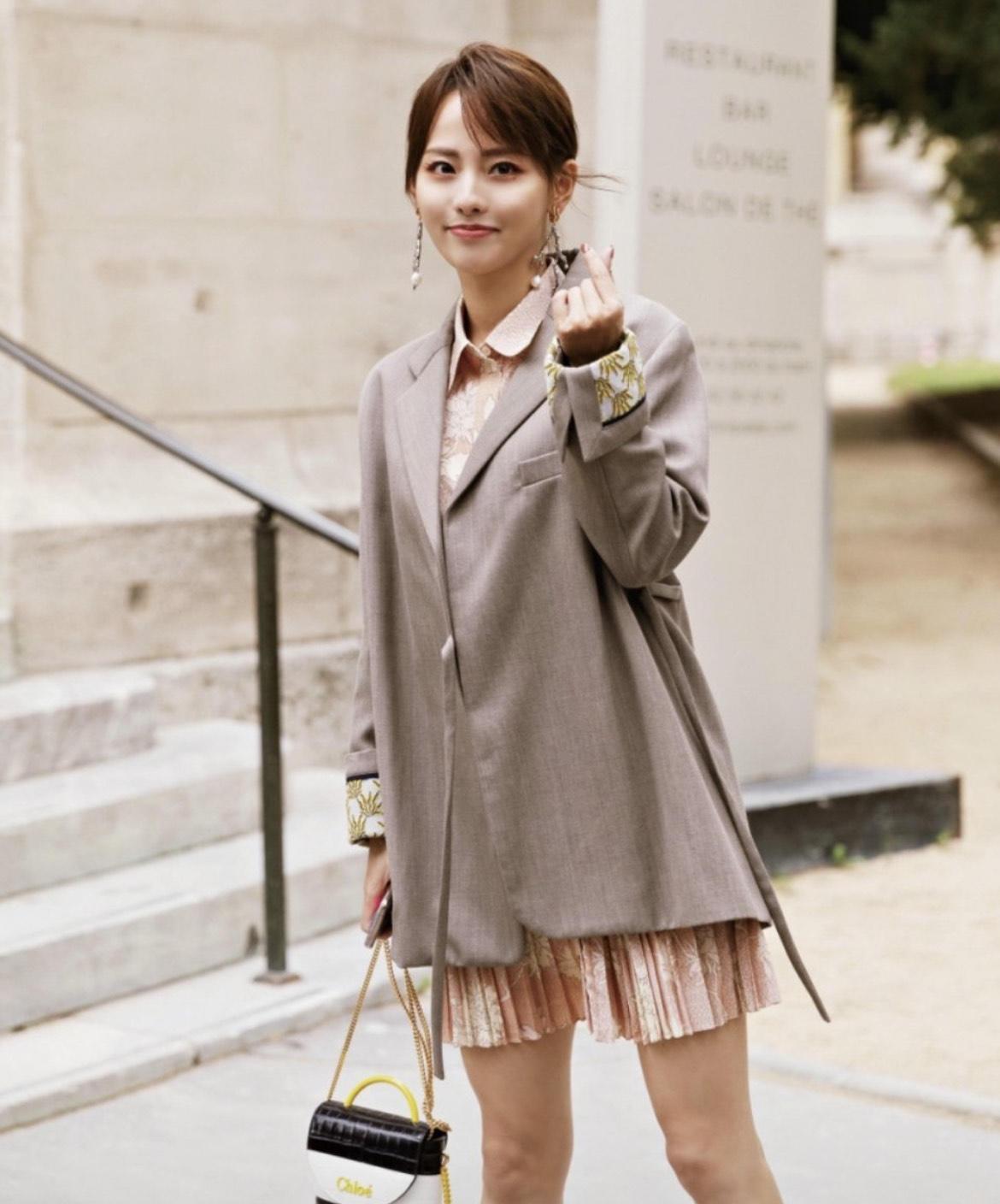 2,又被张嘉倪的穿搭圈粉了,穿军绿色外套配棒球帽走机场,气场全开