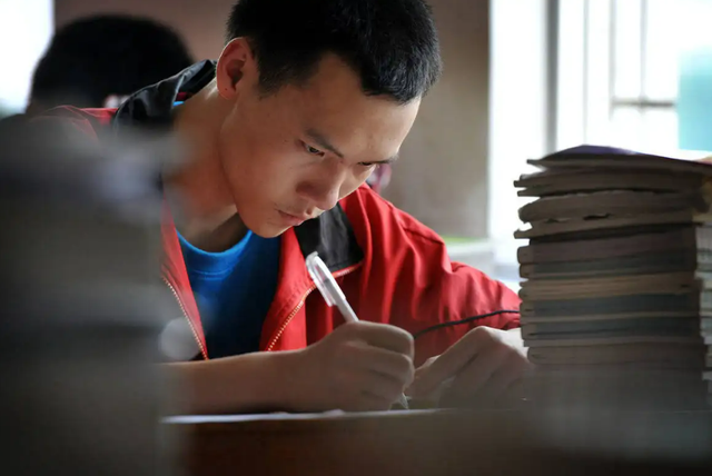学霸型女生的性格，12星座五大学霸女（老师讲述班里学霸的状态）