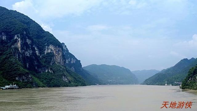 葛洲坝和三峡大坝，长江的水利枢纽三峡葛洲坝（湖北宜昌：乘船过葛洲坝）