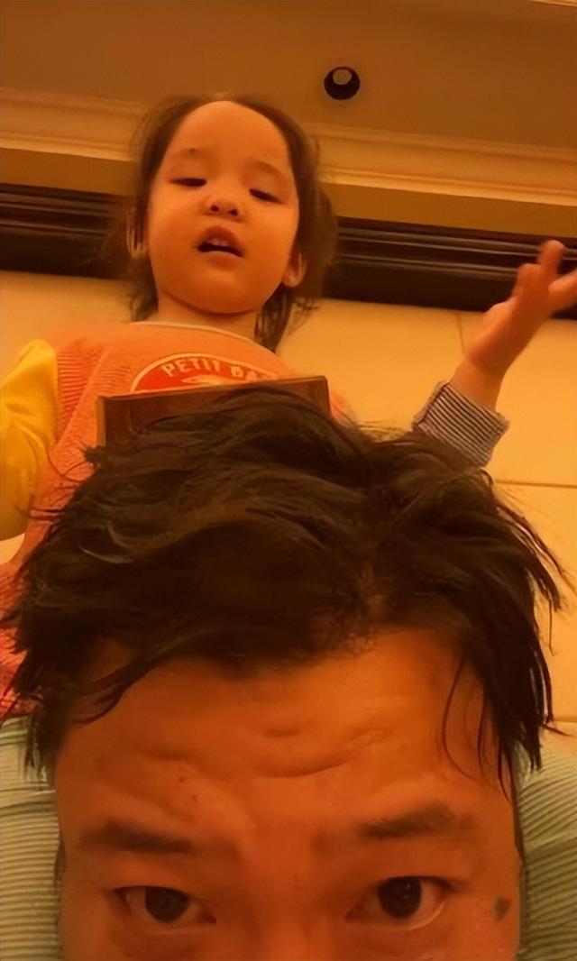 贾冰家庭情况，曾被质疑“老牛吃嫩草”