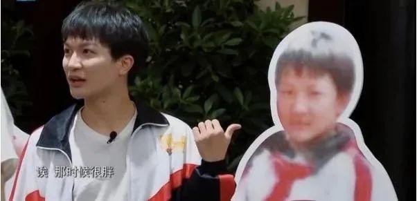 蒙面唱将周深身骑白马是哪一期，蒙面唱将周深身骑白马第几期（2次差点被“毁掉”的男歌手）