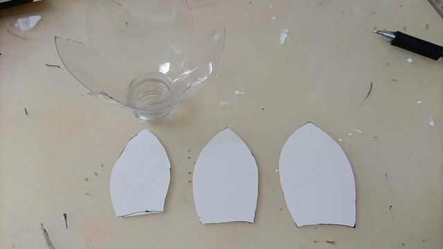 儿童手工荷花灯，如何手工制作荷花灯（矿泉水瓶子做莲花灯）