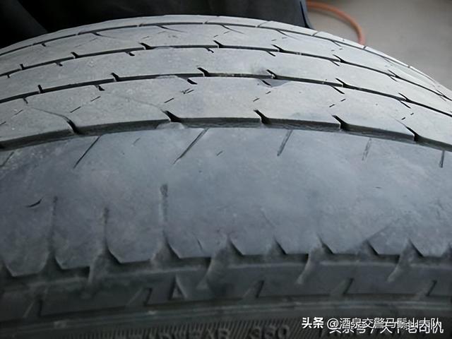 轮胎上的数字和字母是什么意思，拖拉机轮胎上的数字和字母是什么意思（这些汽车隐藏的轮胎知识）