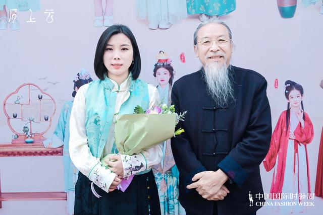 肩上的云歌词，肩上云系列在2023秋冬中国国际时装首秀