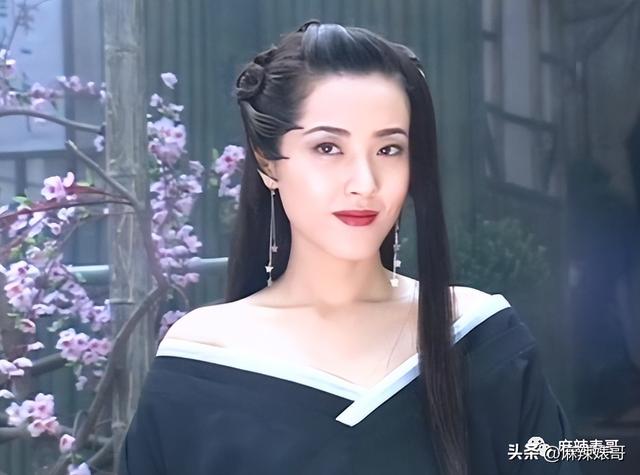 杨幂和胡歌现在关系如何，再回顾下他和薛佳凝、杨幂、江疏影的爱情故事