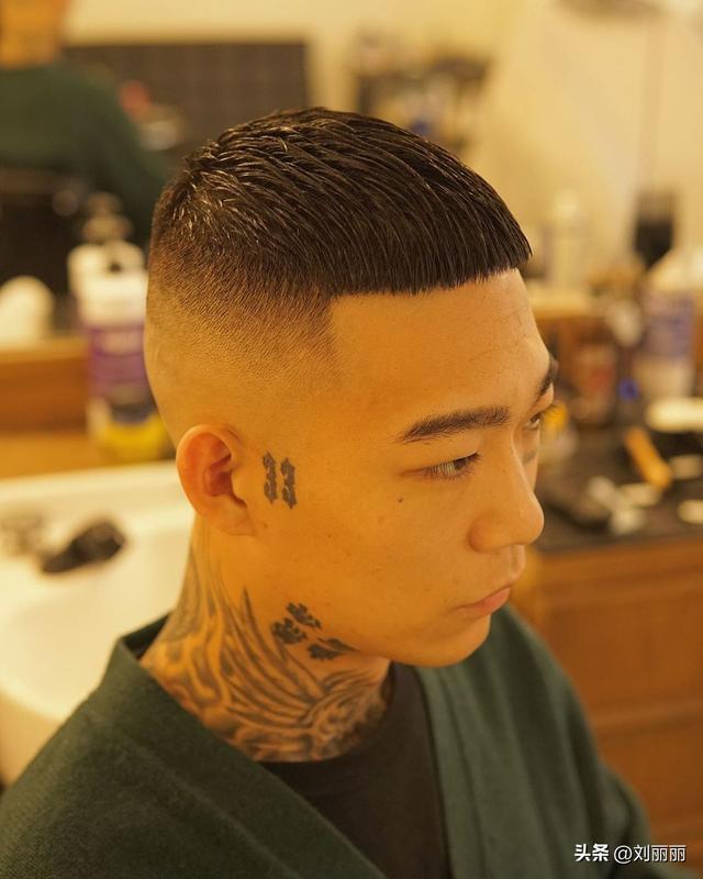两边剃掉的发型，头发两边剪没的头型（2023新年男发这样剪）