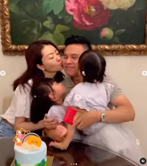 熊黛林为郭可颂庆生，与双胞胎女儿献吻老公，一家四口幸福同框
