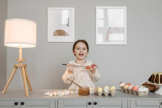 怎么挑选新鲜的鸡蛋，如何挑选新鲜鸡蛋（蛋壳粗糙、带点鸡屎的鸡蛋更新鲜）