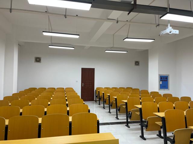 武昌理工学院宿舍，武昌理工学院好不好（宿舍楼、实验室、教室升级改造了）