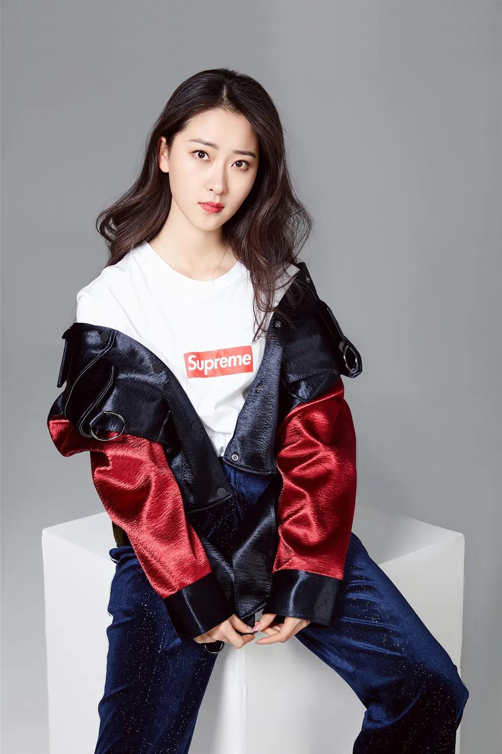 大美女何雨虹,有着甜美的笑容,高挑的身材,漂亮的脸蛋,的确是大美女