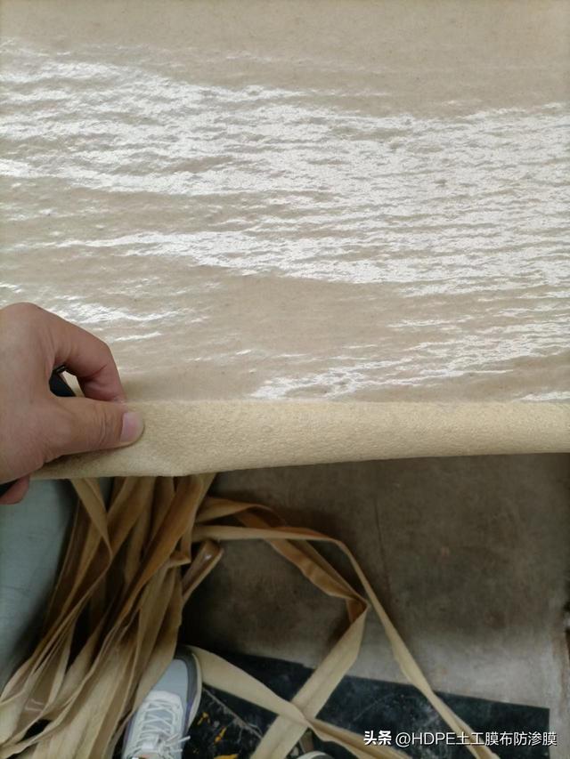 土工膜多少钱一个平方米，250g土工布多少钱1平方米（黑膜6米设备生产4米5米宽幅产品为什么要加价）