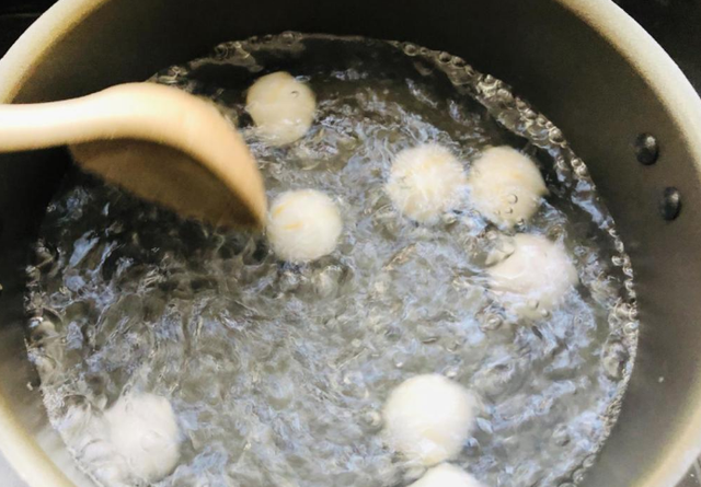 汤圆怎么煮好吃，怎么煮汤圆好吃（个个软糯香甜不开裂）