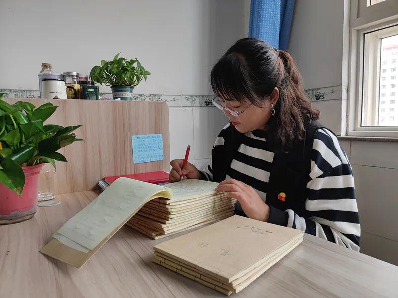 近年来,学校特别注重学生的思想教育,丁晓红老师也融思想教育于班级的