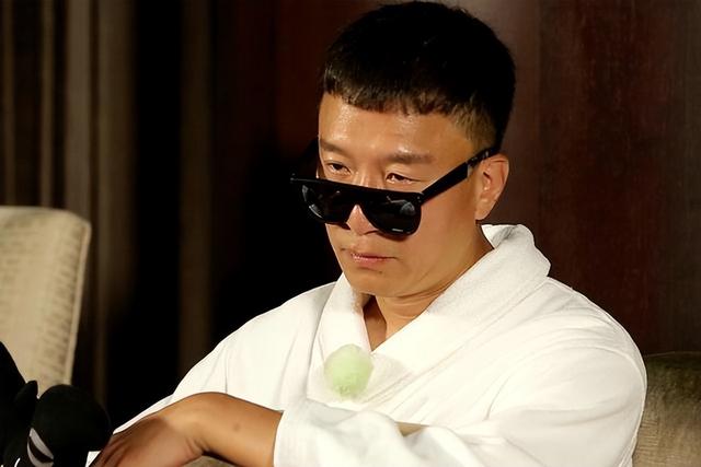 凌潇肃和姚晨怎么回事，凌潇肃为什么和姚晨离婚（两个人的差距一目了然）