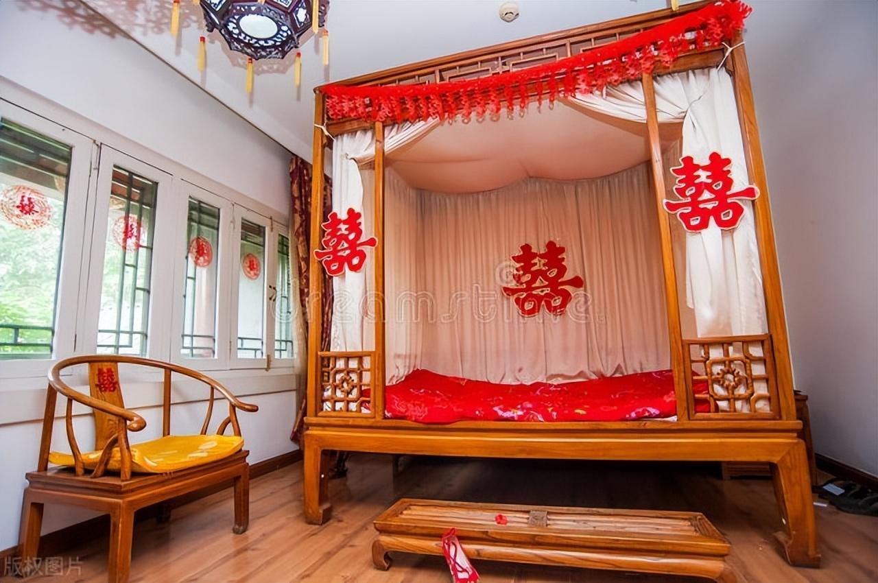 大多数的人在装修婚房的时候为了衬托喜庆的气氛,在婚房装修的时候