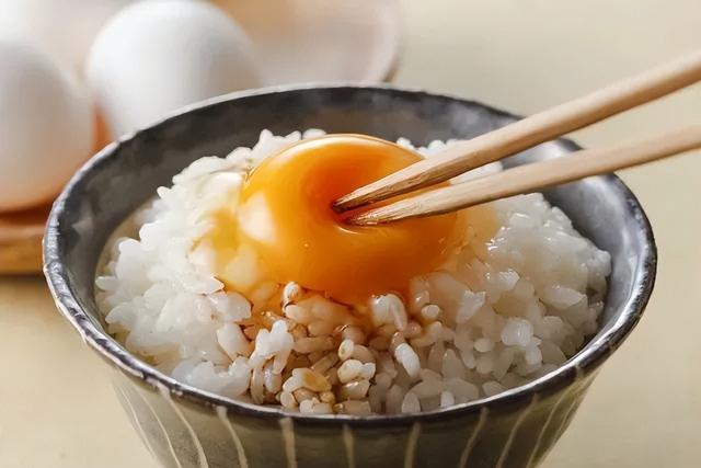 生鸡蛋怎么判断坏了，怎么知道鸡蛋是好是坏（日本的生鸡蛋真的可以放心吃吗）