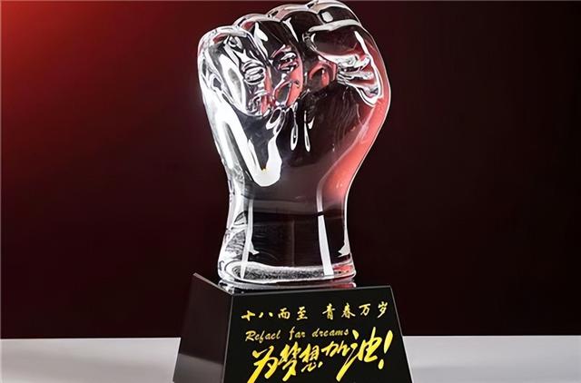 女儿18岁成人礼父母应该送什么礼物，父母送女儿成年礼礼物（18岁成人礼有纪念意义的礼物）