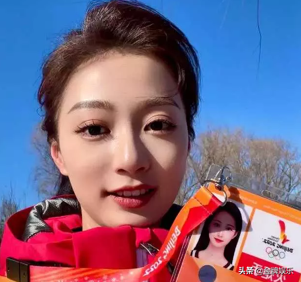 除了新闻领域,在综艺节目方面,东方也开始重用了两个新人老的像曹可凡