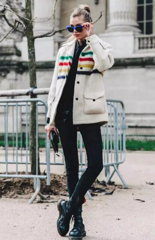 马丁靴怎么搭配，马丁靴配什么衣服好看（穿“马丁靴”搭什么裤子才好看）