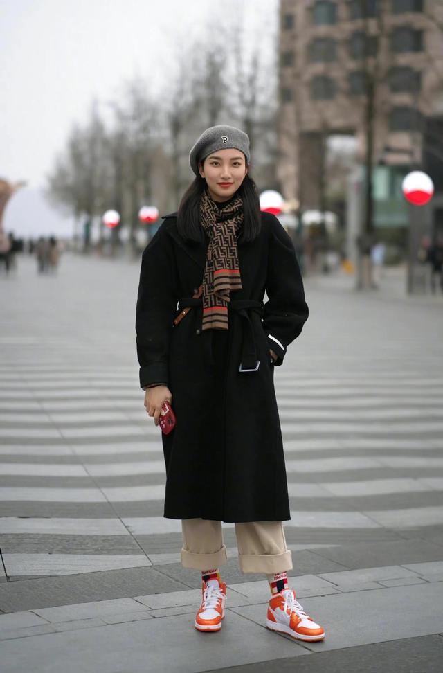 外贸围巾怎么搭配，Fendi、LV、Loewe爆款围巾穿搭示范