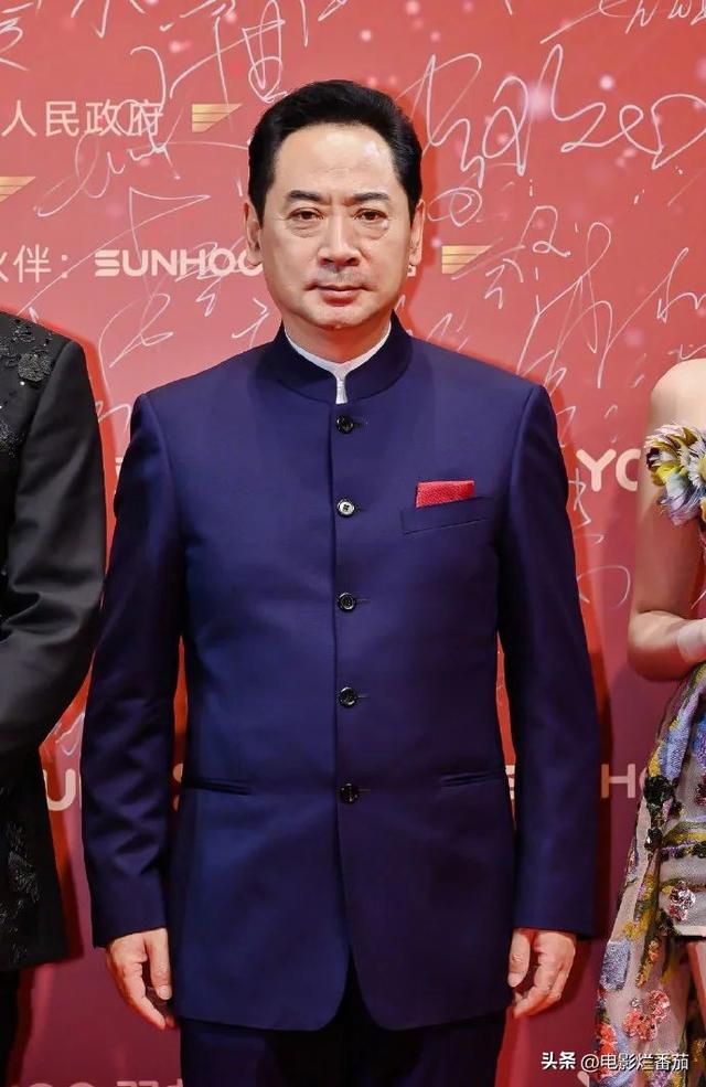 一打扮就惊艳的女生，什么人是一打扮起来就很惊艳的（热依扎黑寡妇造型揽大奖）