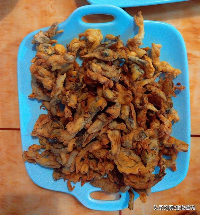 炸鱼块怎么做酥脆好吃，炸鱼块怎么做酥脆好吃不回软（春节在家教你炸鱼、炸蘑菇）